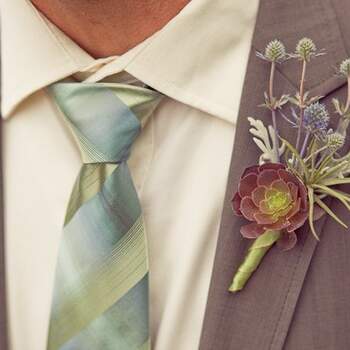 Novio de otoño, con corbata de seda en tonos aguamarina y motivos cruzados. Foto: Carlie Statsky Photography