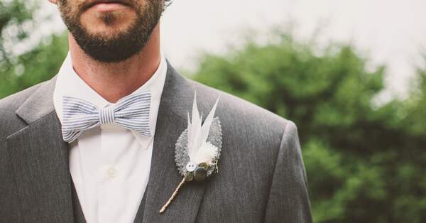 Cómo deben vestir los invitados hombres en una boda en el jardín