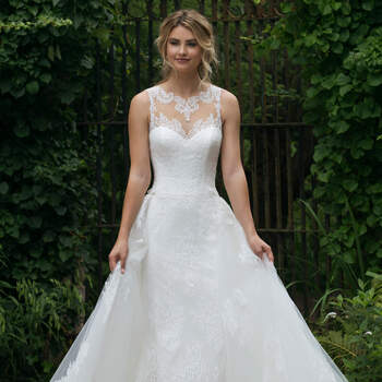 Modelo 44042, vestido de novia sin mangas con aplicaciones de encaje en el escote y falda de corte princesa.