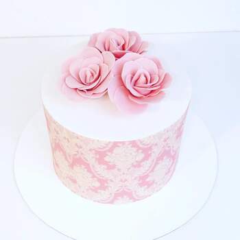 As flores são sempre um detalhe perfeito a utilizar nos bolos de casamento para noivos românticos | Créditos: Have Some Sugar