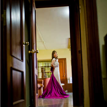 Belén optó por el rosa color berengena para la cola y el cinturón de su vestido. Foto: Manu Jiménez. Global Fotografía 