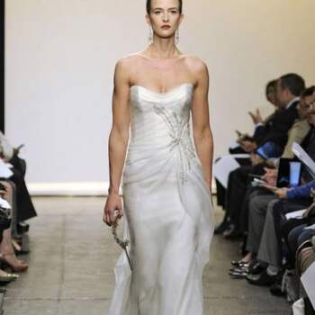 Alças assimétricas, transparências e pequenas aplicações marcam esta colecção de vestidos de noiva by Ines di Santo para o Outono 2013, apresentada na New York Bridal Fashion Week.