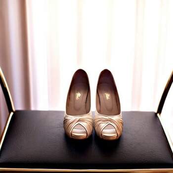 Chaussures peep-toe couleur crème/dorée prises par attitudefotografia.