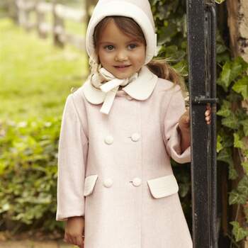 Opta por este abrigo con gorrito a juego en tonos rosas para proteger a tu hija del frío. Foto: Óscar de la Renta