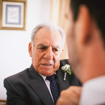 Nadie como el padre del novio para dar los úultimos retoques al nudo de la corbata de su hijo. Foto: Nano Gallego.