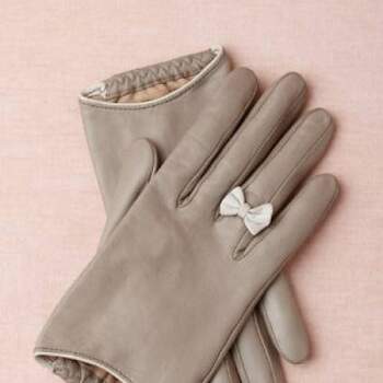 Con ests guantes protegerás tus manos del frío el día de tu boda. Foto: BHLDN