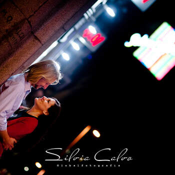 Preciosa imagen de pre-boda en la noche madrileña.  Foto: Global fotografia 