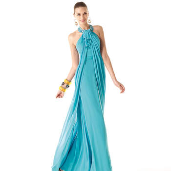 Vaporoso vestido azul celeste con cuello halter en adorno de pedrería. 