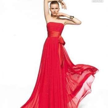 Elegante e sensual, o vermelho é uma cor marcante para casamentos. Seja como madrinha ou como convidada, aposte na cor para estar linda! Veja os modelos da Pronovias e escolha o que mais se adapta ao seu estilo!Foto: <a href="http://zankyou.9nl.de/oss2" target="_blank">Pronovias</a>