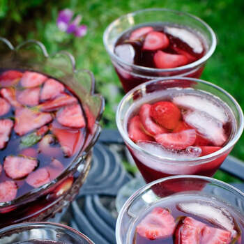 Sus ingredientes: vino rosado, ron, un poco de azúcar y las frutas que desees. Foto: kitchenconfidante