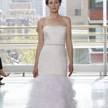 Rivini opta por incluir las plumas en las faldas de sus vestidos para conseguir un toque romántico.  Foto: Rivini Spring 2013 Wedding Dress. New York Bridal Fashion Week