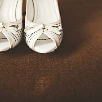 Chaussures peep-toe blanches à noeud prises par attitudefotografia.