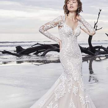 Magníficos motivos de encaje en cascada sobre tul en este elegante vestido de novia con mangas largas y escote en V. 