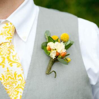 'Look' de boda de verano, con corbata en amarillo y maefil, y chaleco de hilo gris claro. Foto: Lindsay B. Photography