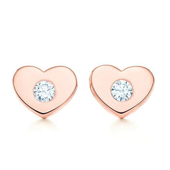 Estos pendientes de Tiffany en forma de corazones de oro rosa son un clásico que siempre queda deslumbra. Foto: Tiffany