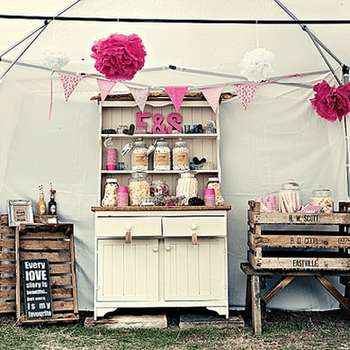 Una de las zonas de la boda donde estaban los dulces en muebles y cajas de madera antiguas.