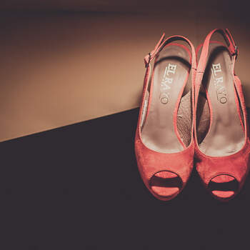 Unos simples zapatos rojos pueden ser una bella estampa del espíritu de una boda. Foto: Fran Russo.