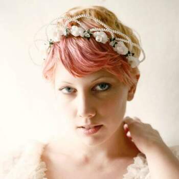 Esta sencilla corona es ideal para las novias con pelo corto. Foto: Etsy