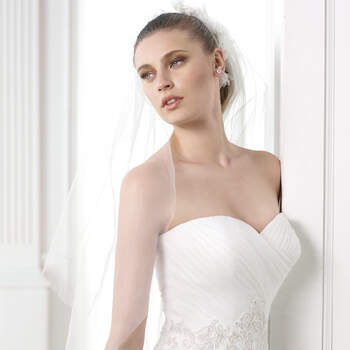 <a href="http://zankyou.9nl.de/zyii">Click here for an appointment at Pronovias and view their new 2015 collection.</a> 