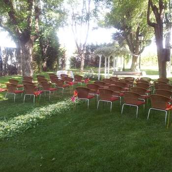 Las ceremonias en los jardines no tienen por qué estar muy recargadas. Una decoración sencilla, como esta del Parador de Manzanares, dará todo el protagonismo a los novios y sus invitados. Foto: <a href="http://zankyou.9nl.de/wdbk"  target="_blank">Paradores</a><img src="http://ad.doubleclick.net/ad/N4022.1765593.ZANKYOU.COM/B7764770.4;sz=1x1" alt="" width="1" border="0" /><img height='0' width='0' alt='' src='http://9nl.de/xyl3' /> 