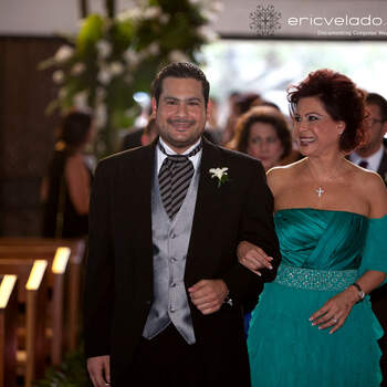 La mirada de la madrina en el momento de la entrada del novio refleja la emoción de ese instante. Foto: Eric Velado.
