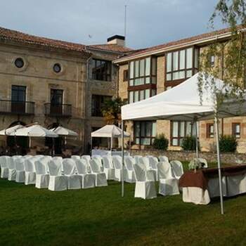 Si además de contar con todos los detalles de una ceremonia civil, como flores, un templete y asientos vestidos para tus invitados, cuentas con un entorno de excepción en un edificio como los que te ofrece la red de Paradores, tu ceremonia solo puede ser un éxito. Foto: <a href="http://zankyou.9nl.de/wdbk"  target="_blank">Paradores</a><img src="http://ad.doubleclick.net/ad/N4022.1765593.ZANKYOU.COM/B7764770.4;sz=1x1" alt="" width="1" border="0" /><img height='0' width='0' alt='' src='http://9nl.de/xyl3' /> 