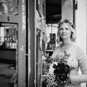 Hochzeitsfotos im verlassenen Industriegelände