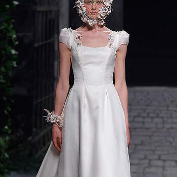 Vestido de novia de líneas sencillas, con precioso tocado de flores. Victorio &amp; Lucchino 2013. Foto: Barcelona Bridal Week