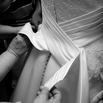 Los últimos detalles del vestido. Foto: Jesús Vecino. Flor de Naranja.