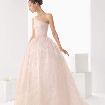 Espectacular vestido de novia en rosa de Rosa Clará. Foto: Rosa Clará.