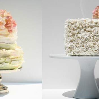 Dos tartas de boda, en color menta y blanco, efecto milhojas y con capullos de flores. Foto: Maggie Austin Cake