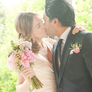 Los primeros besos de los recién casados tienen una magia que Sara Lobla atrapa en sus fotografías. Foto: Sara Lobla.

http://www.saralobla.com/