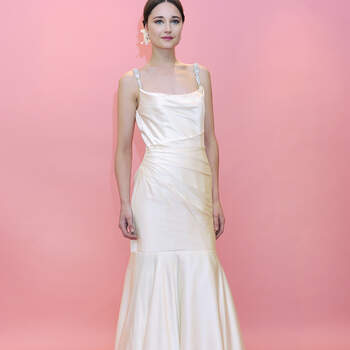 Fines bretelles et léger drapé caractérisent cette robe de mariée Badgley Mischka 2013 ultra fluide.