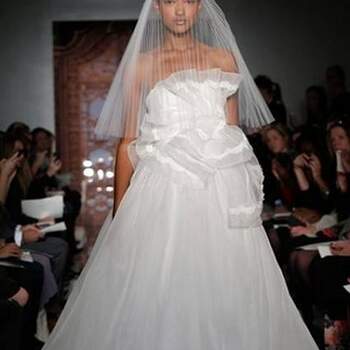 Parece existir uma tendência generalizada para aposta no branco imaculado nas colecções de vestidos de noiva Outono 2013. Do desfile de Reem Acra, destacamos a originalidade dos véus e a aposta em vários modelos curtos.