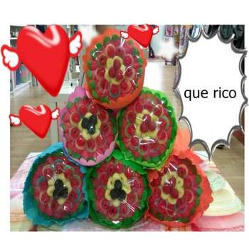 Cambia un poco la tradición de lanzar el ramo y da a cada una de tus invitadas este original ramo de chuches.  Foto: <a href="https://www.zankyou.es/f/quiero-regalarte-23021" target="_blank">Quiero Regalarte</a>