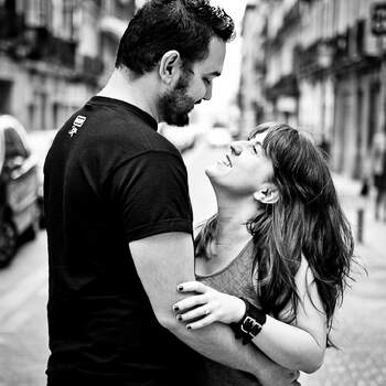 Abrazarse en medio de la calle en Madrid. Un momento mágico que puede quedar inmortalizado en una  pre-boda urbana. Foto: Photoenlace. JF. Mayoral.