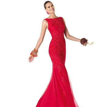 En la imagen, espectacular vestido de encaje rojo y talle sirena ideal para las invitadas más elegantes.