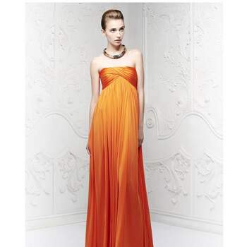 Este vestido de noche de Mac Queen, de corte imperio y en naranja, es uno de nuestros favoritos. Foto: Alexander Mc Queen