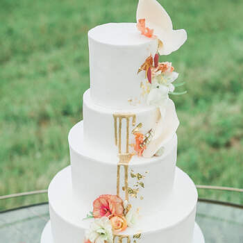 Inspiração para estilo Drip Cake clássico em bolos de casamento de 3 andares | Créditos: Christy McCarter Photography