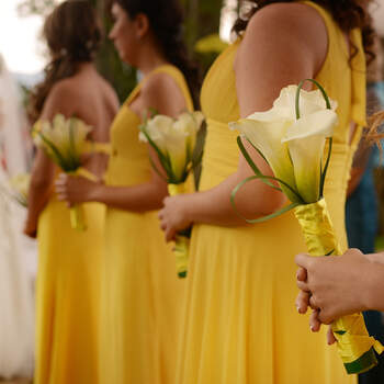 Combina el amarillo y el blanco en las flores y los vestidos de tus damas de honor. Foto: Juya fotografía.