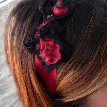 Esta diadema con flores rosas y negras es ideal para cualquier evento. Foto. Nuez Moscada
