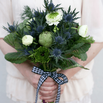 Un ramo decorado con una cinta con los colores de las flores es un bonito detalle.
Foto de Green-Wedding-Shoes.