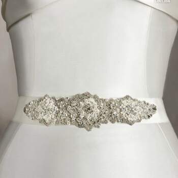 Este precioso cinturón joya te ayudará a dar un carácter más sofisticado a tu vestido. Foto: San Patrick 2013. 