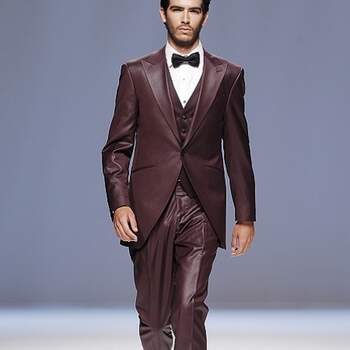 A colecção de fatos de noivo ‘Equus’, de Fuentecapala 2013, reinterpreta a jaqueta com um toque muito masculino e sóbrio, em tons cinza, pérola, branco, preto ou bordeaux.