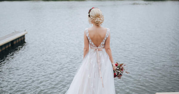 Cómo elegir vestido de novia para una boda en la playa en 5 pasos