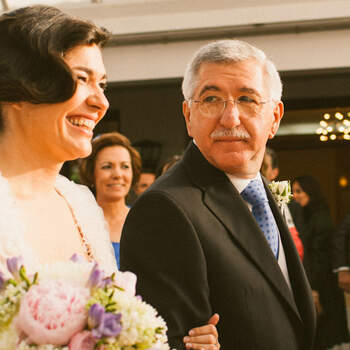 Preciosa imagen de la novia y el padrino. Foto: Nano Gallego.