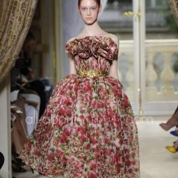 Convidadas modernas e ousadas vão adorar esta coleção de vestidos Giambattista Valli 2013.