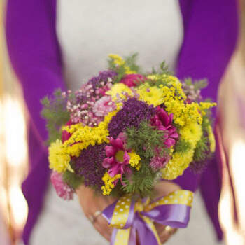 Des couleurs flashy dans le bouquet de mariée, rien de tel pour casser avec le blanc de la robe de mariée. Photo : Instante Fotografia