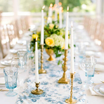 Caminho de mesa floral azul celeste e branco. Credits: Gayle Brooker Marni Rothschild