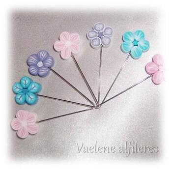 En la imagen, alfileres personalizados en forma de flores. Foto: Vaelene alfileres.